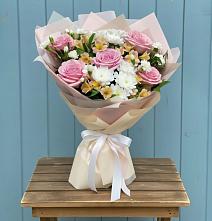 Букет цветов из:  Гвоздики, Орхидеи и Розы в Пролетарском Белгородской области