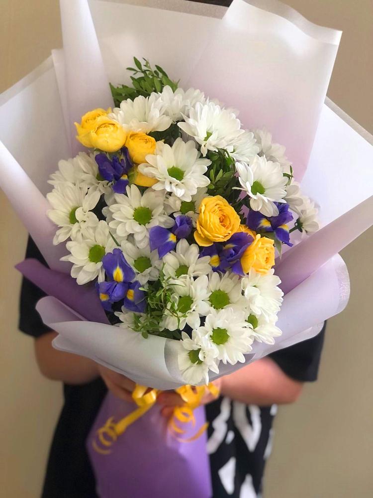 Букет цветов из: Ирисы, Хризантемы и Розы в Пролетарском Белгородской области