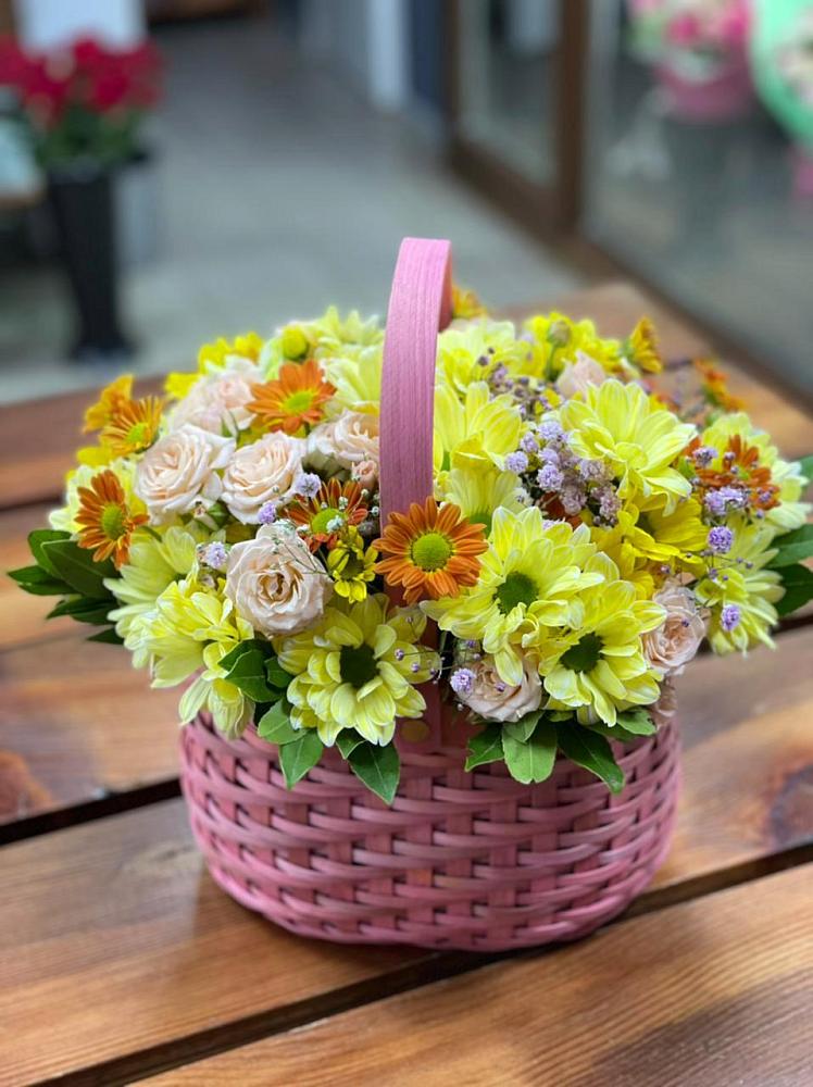 Цветочная композиция из Хризантемы и Розы в корзине в Пролетарском Белгородской области