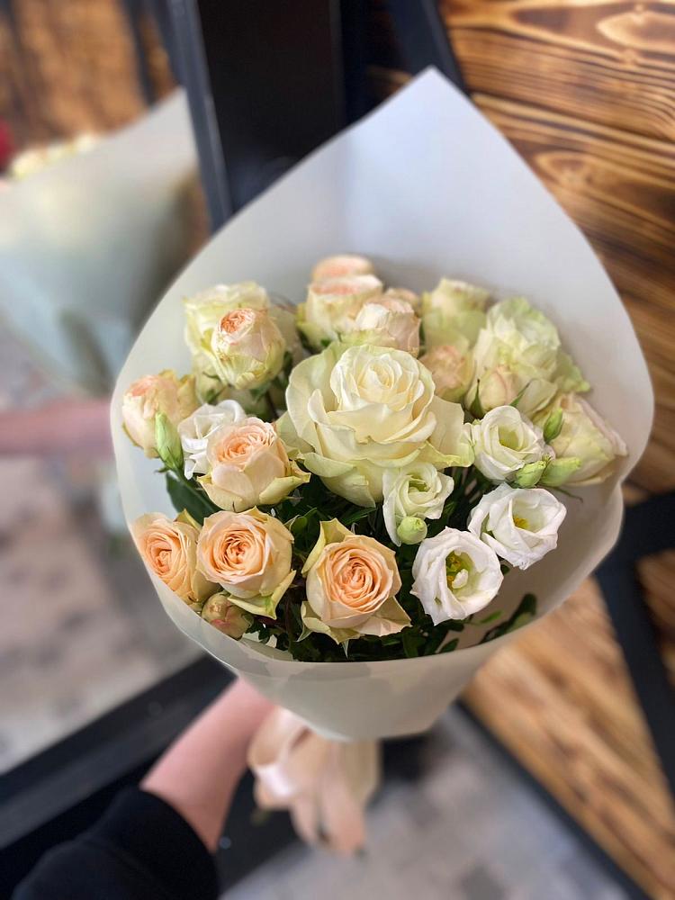 Букет цветов из: Розы и Лизиантусы в Пролетарском Белгородской области